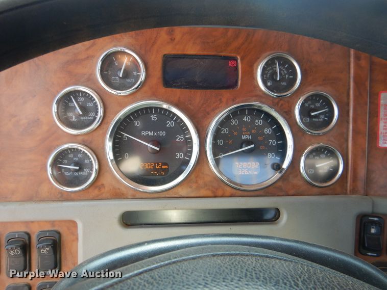 image for item DE4016 2008 Peterbilt 389 semi truck