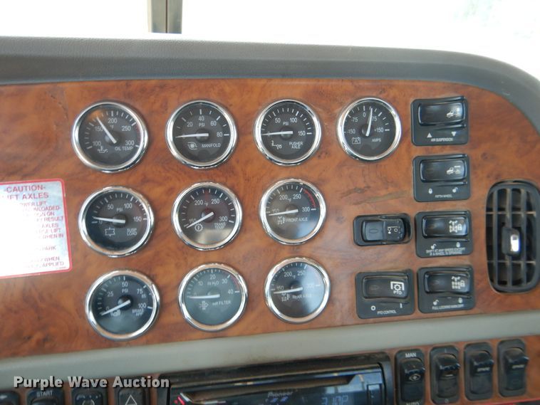 image for item DE4016 2008 Peterbilt 389 semi truck