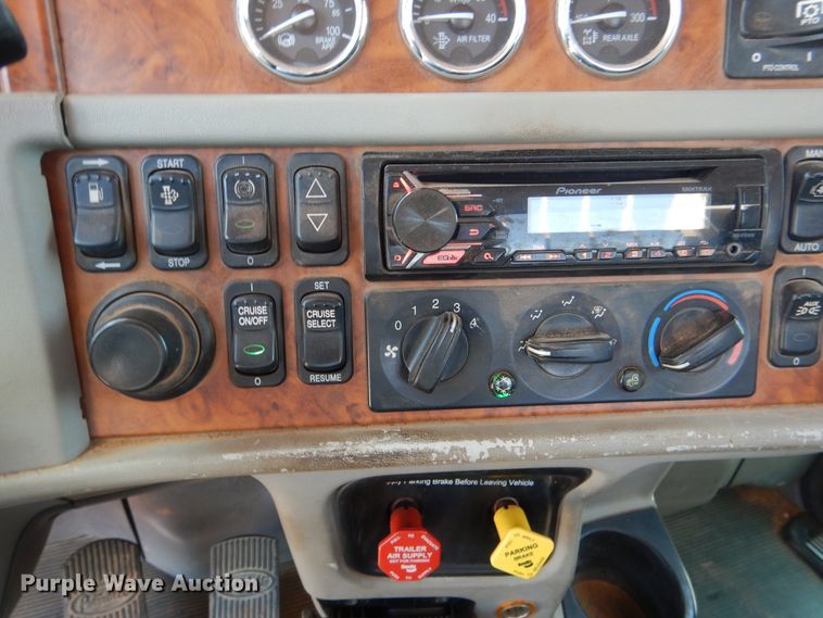 image for item DE4016 2008 Peterbilt 389 semi truck