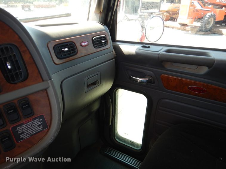 image for item DE4016 2008 Peterbilt 389 semi truck