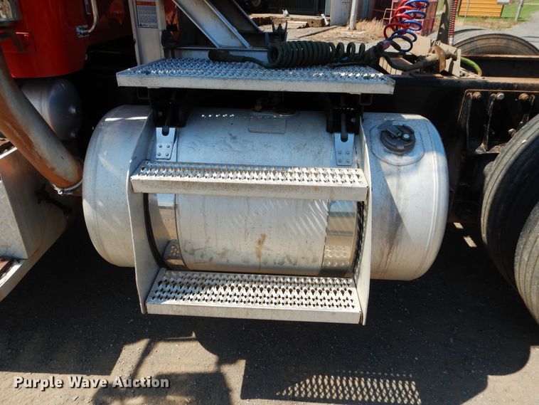 image for item DE4016 2008 Peterbilt 389 semi truck