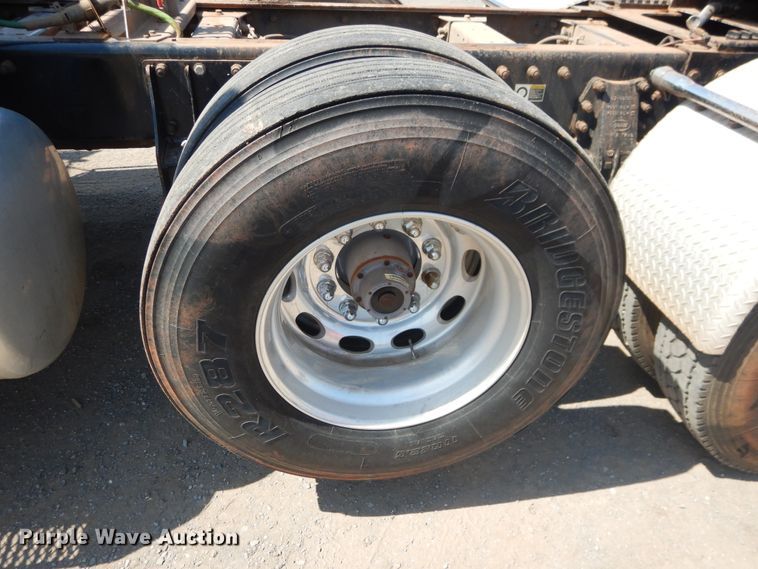 image for item DE4016 2008 Peterbilt 389 semi truck