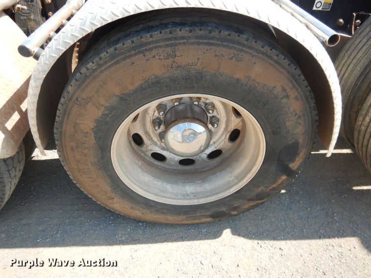 image for item DE4016 2008 Peterbilt 389 semi truck