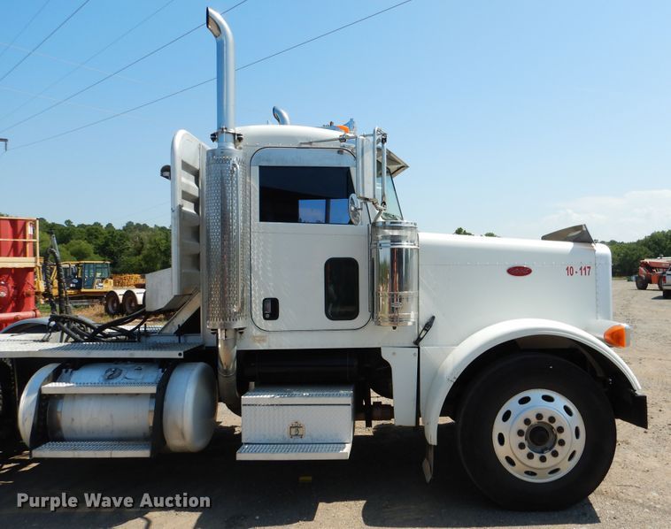 image for item DE4017 2007 Peterbilt 379 semi truck