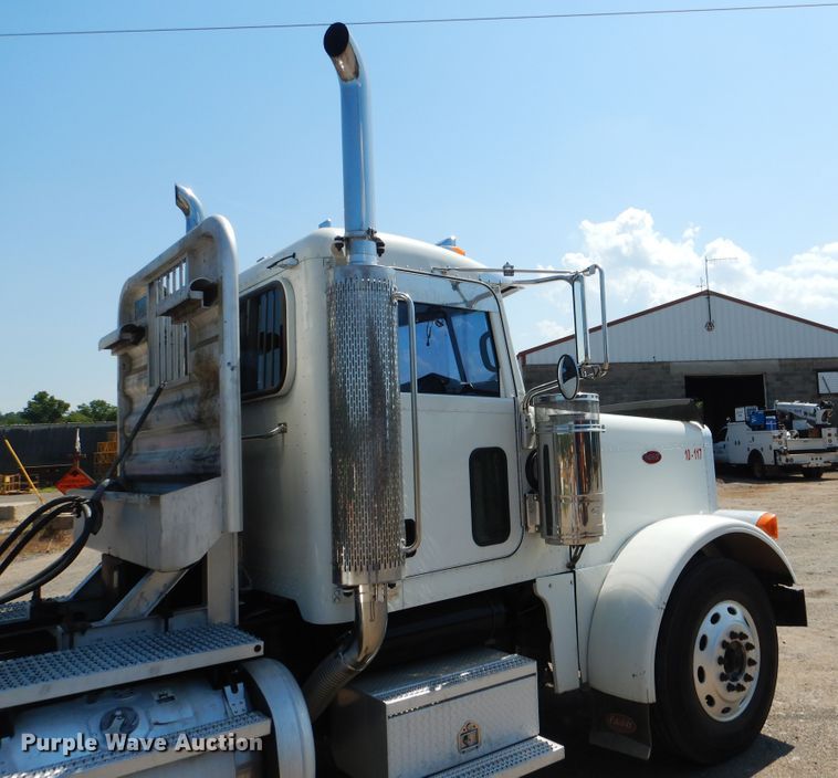 image for item DE4017 2007 Peterbilt 379 semi truck