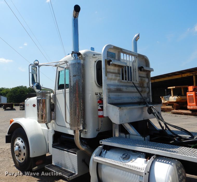 image for item DE4017 2007 Peterbilt 379 semi truck