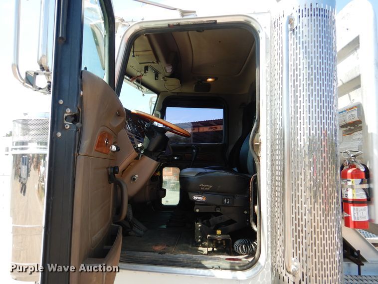 image for item DE4017 2007 Peterbilt 379 semi truck