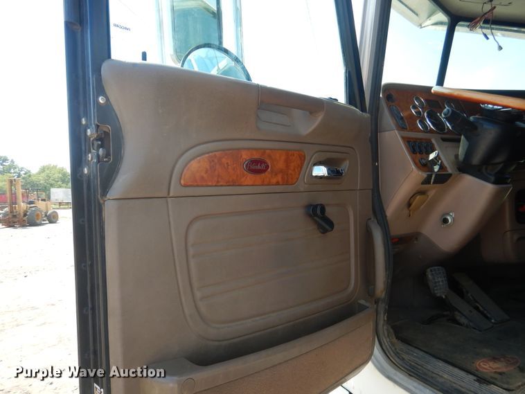 image for item DE4017 2007 Peterbilt 379 semi truck