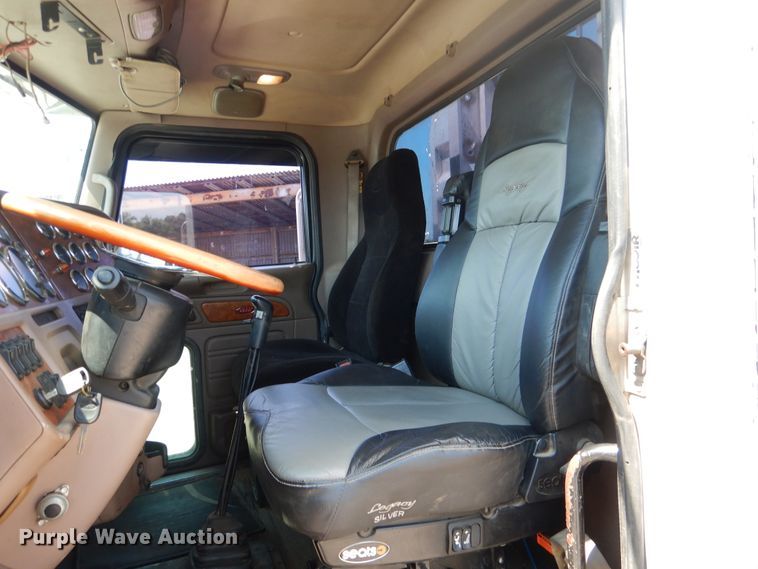 image for item DE4017 2007 Peterbilt 379 semi truck