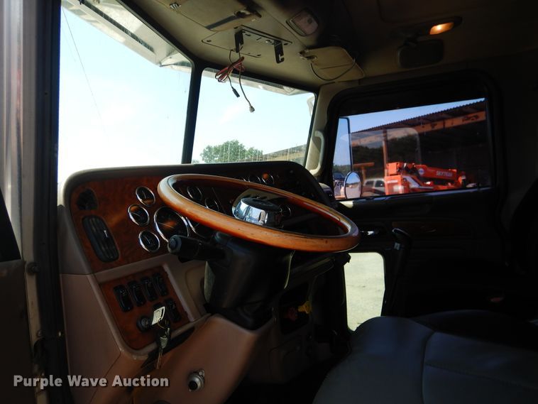 image for item DE4017 2007 Peterbilt 379 semi truck