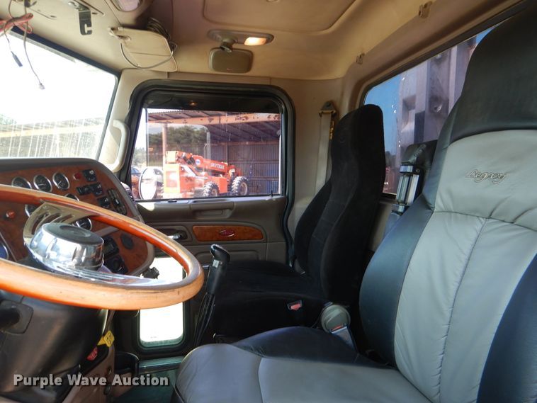 image for item DE4017 2007 Peterbilt 379 semi truck