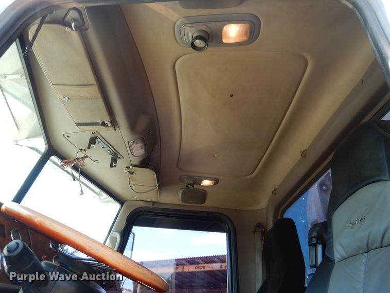 image for item DE4017 2007 Peterbilt 379 semi truck