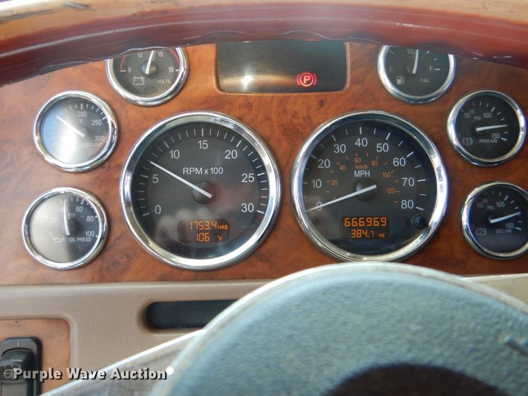 image for item DE4017 2007 Peterbilt 379 semi truck