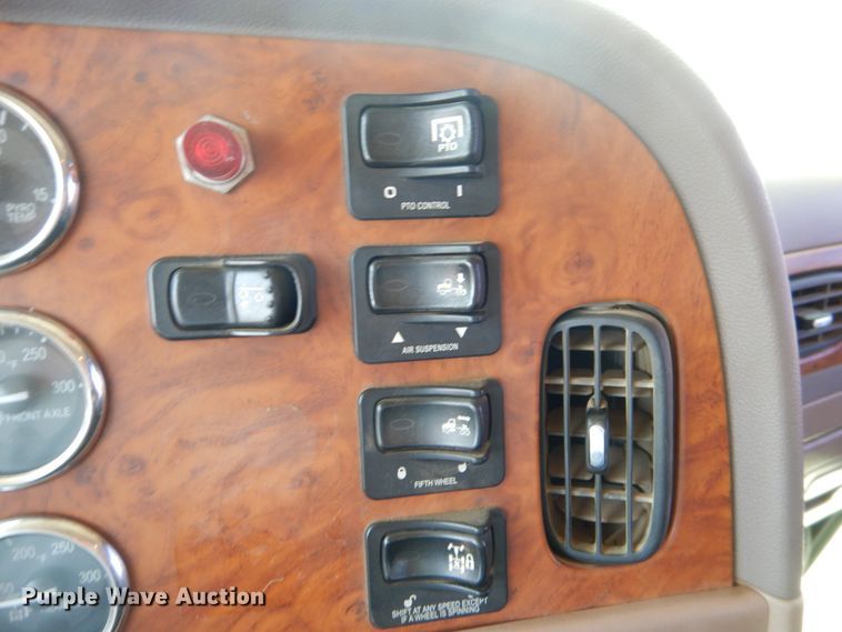 image for item DE4017 2007 Peterbilt 379 semi truck