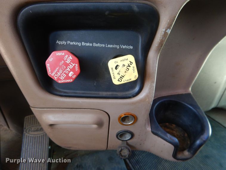 image for item DE4017 2007 Peterbilt 379 semi truck