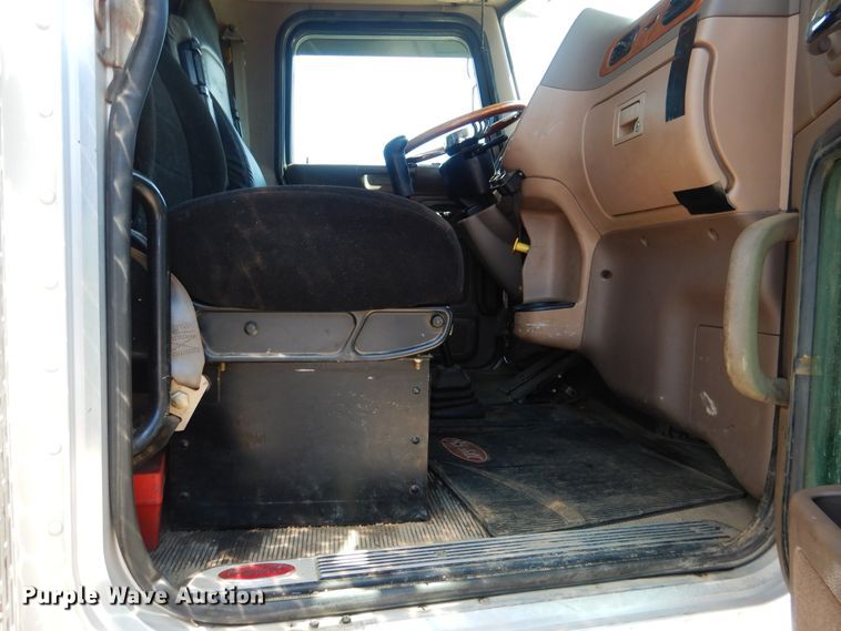 image for item DE4017 2007 Peterbilt 379 semi truck