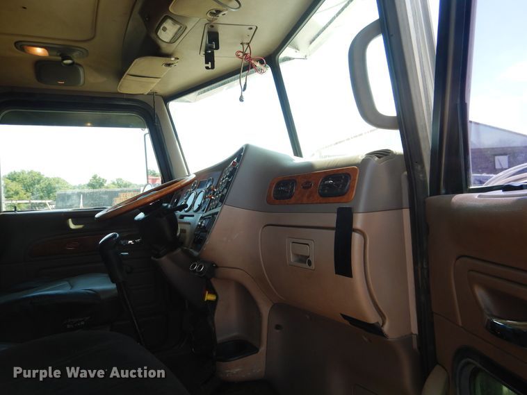 image for item DE4017 2007 Peterbilt 379 semi truck