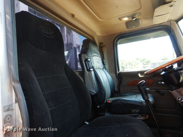 image for item DE4017 2007 Peterbilt 379 semi truck