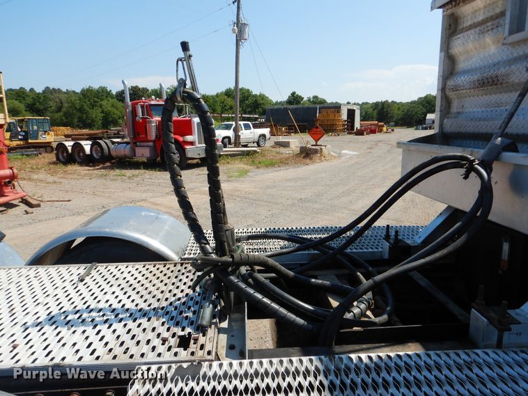 image for item DE4017 2007 Peterbilt 379 semi truck