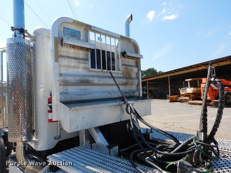 image for item DE4017 2007 Peterbilt 379 semi truck