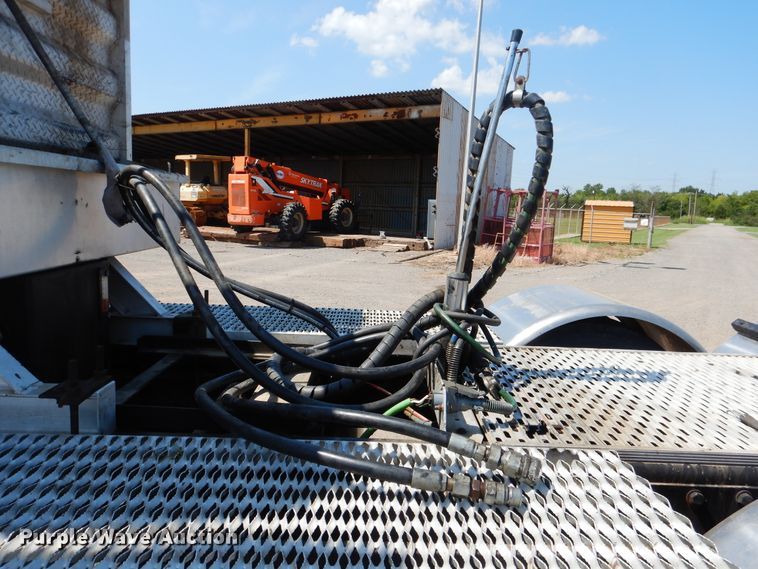 image for item DE4017 2007 Peterbilt 379 semi truck