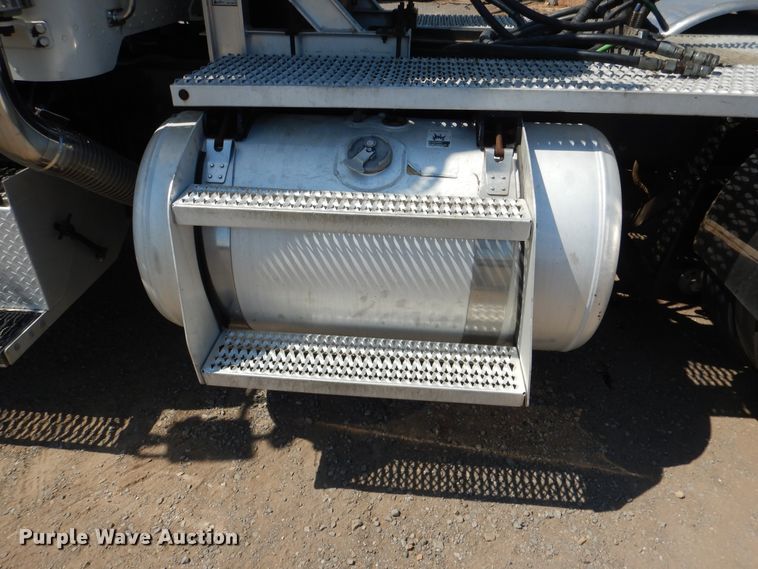 image for item DE4017 2007 Peterbilt 379 semi truck