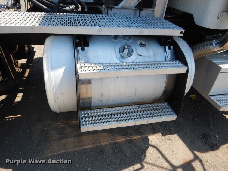 image for item DE4017 2007 Peterbilt 379 semi truck