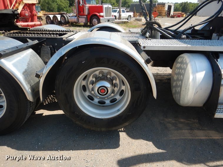image for item DE4017 2007 Peterbilt 379 semi truck