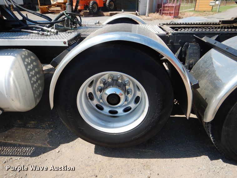 image for item DE4017 2007 Peterbilt 379 semi truck