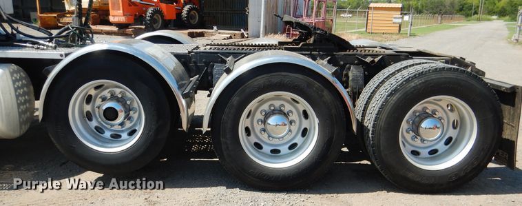 image for item DE4017 2007 Peterbilt 379 semi truck