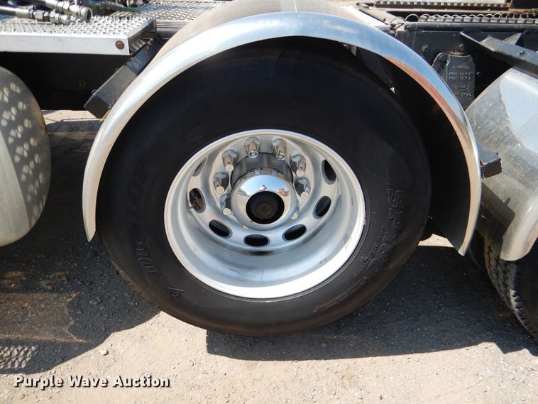 image for item DE4017 2007 Peterbilt 379 semi truck