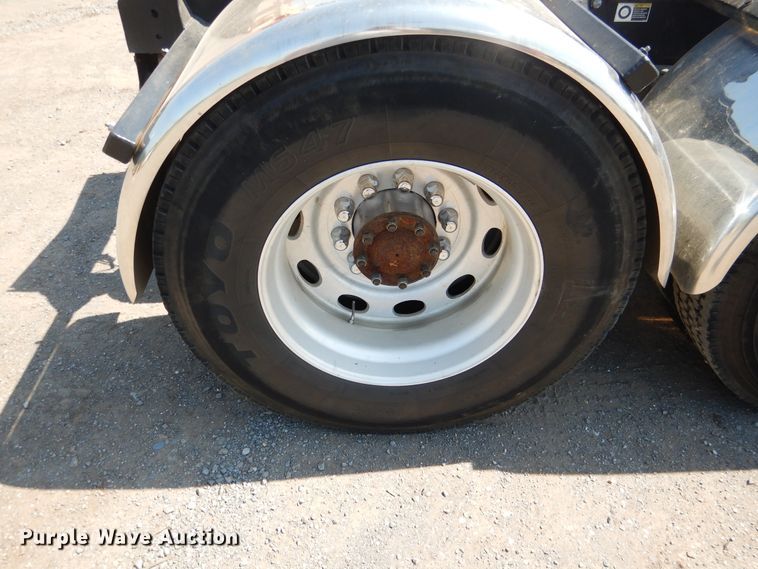 image for item DE4017 2007 Peterbilt 379 semi truck