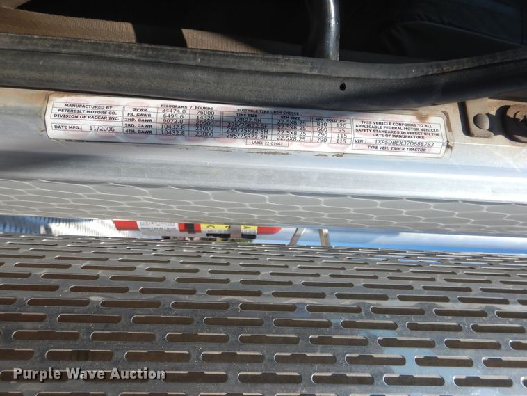 image for item DE4017 2007 Peterbilt 379 semi truck