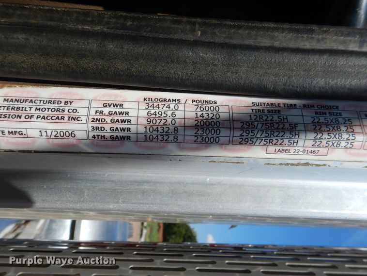 image for item DE4017 2007 Peterbilt 379 semi truck