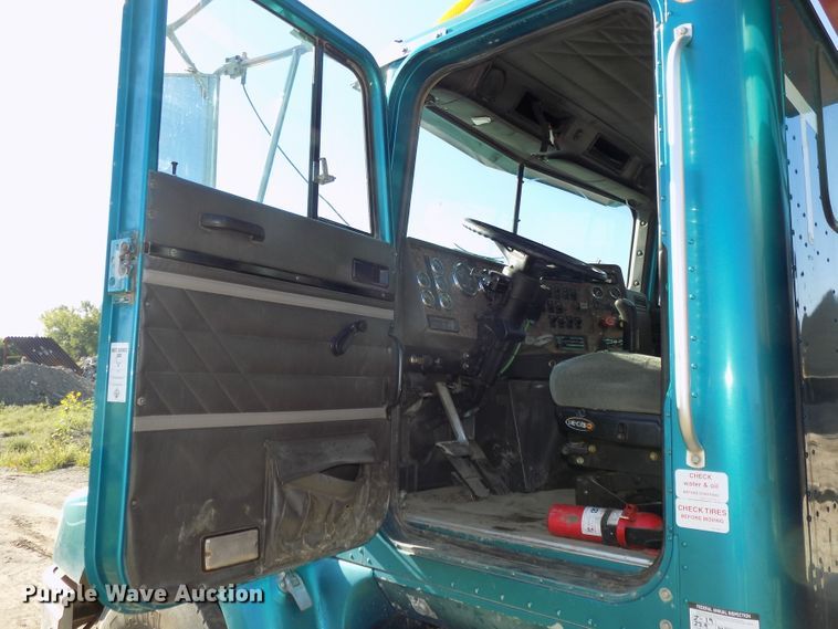 image for item DE7773 1999 International 9400 dump truck