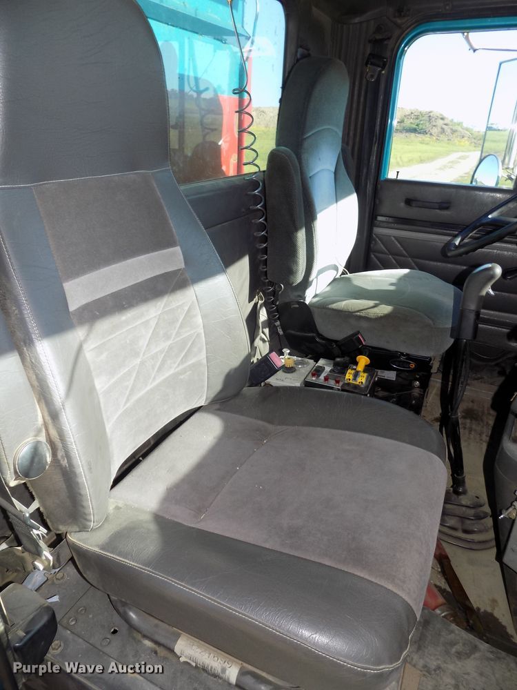 image for item DE7773 1999 International 9400 dump truck