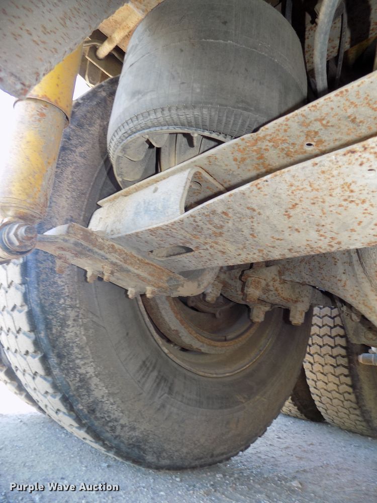 image for item DE7773 1999 International 9400 dump truck