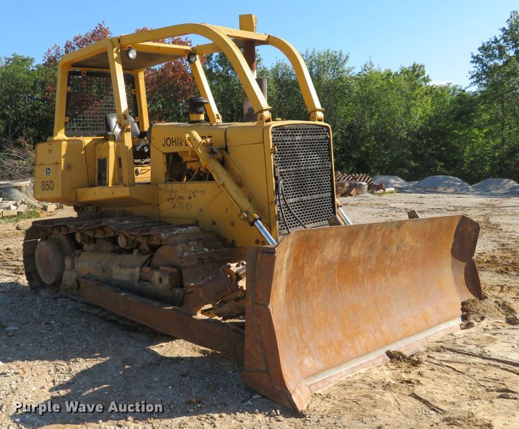 image for item DE8267 1979 John Deere 850 dozer