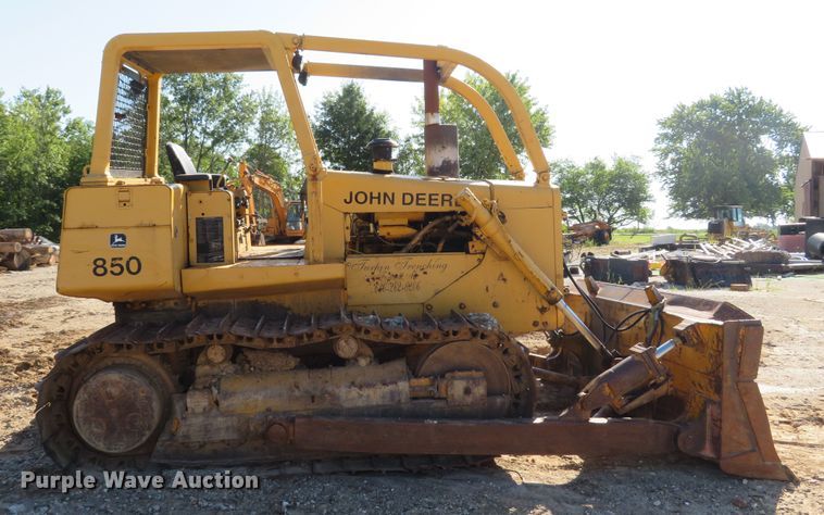 image for item DE8267 1979 John Deere 850 dozer