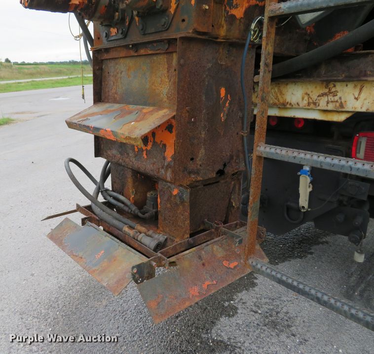 image for item DE8272 2006 International 7300 dump truck