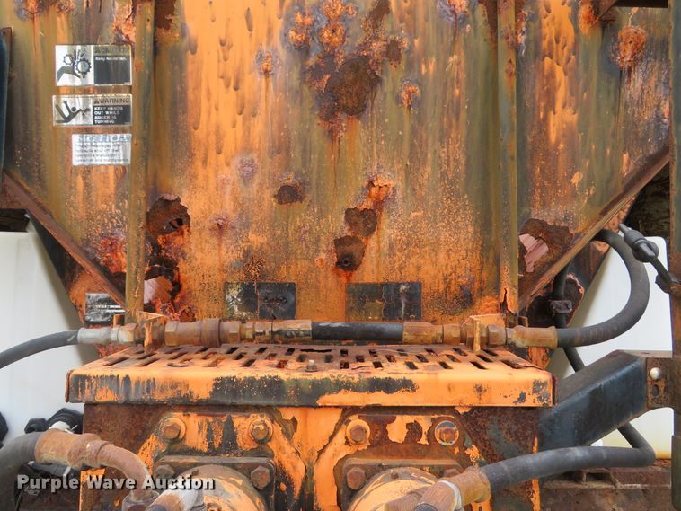 image for item DE8272 2006 International 7300 dump truck