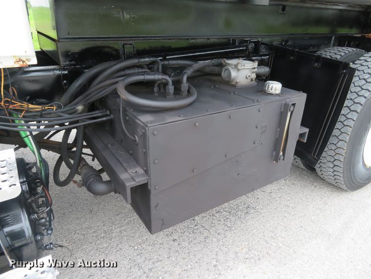 image for item DE8276 2006 International 7300 dump truck