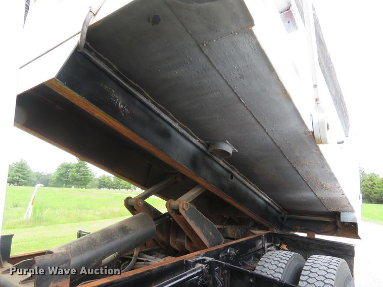 image for item DE8276 2006 International 7300 dump truck