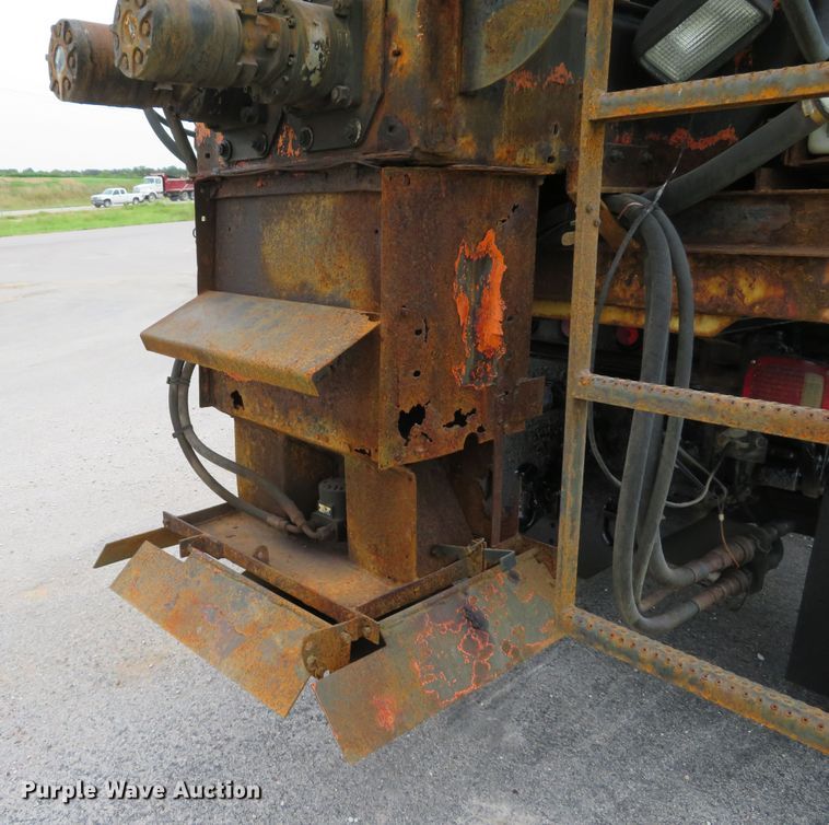 image for item DE8276 2006 International 7300 dump truck