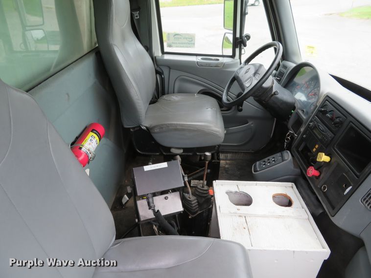 image for item DE8276 2006 International 7300 dump truck