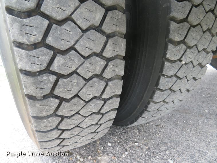 image for item DE8276 2006 International 7300 dump truck