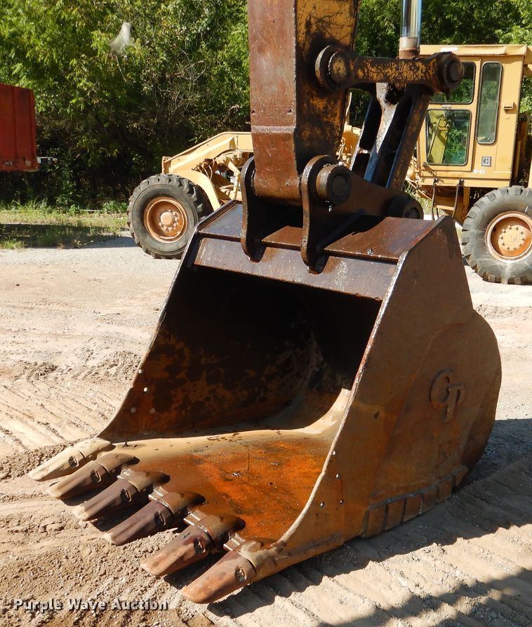 image for item DF2208 2005 Komatsu PC300LC excavator