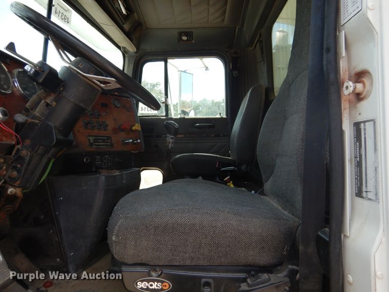 image for item DF2571 1996 International 9200 dump truck