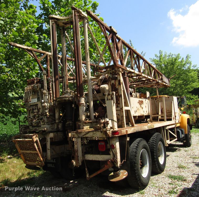 image for item DG1390 1988 Ford FT900 drilling rig truck