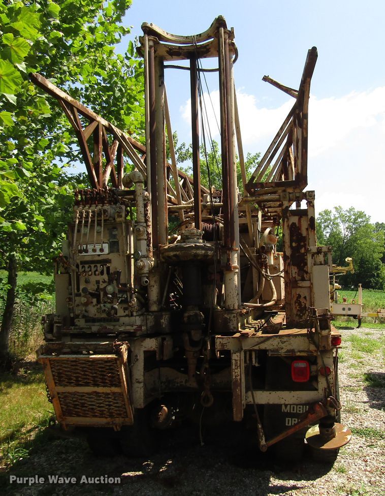 image for item DG1390 1988 Ford FT900 drilling rig truck